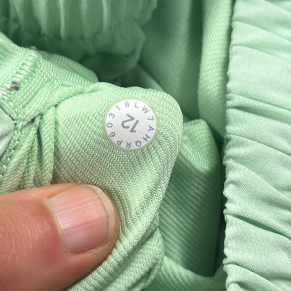 Lululemon Hotty Hot Short II *2.5" Citra Lime - Picture 9 of 10